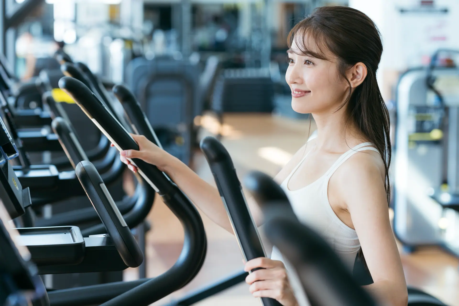浜松市にある、講師付き格闘技ジムでトレーニングをしている女性